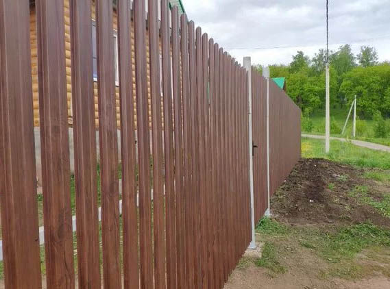Купить Металлический штакетник под дерево с калиткой в Москве по цене от 2440 руб. Металлический штакетник под дерево с калиткой купить Москва